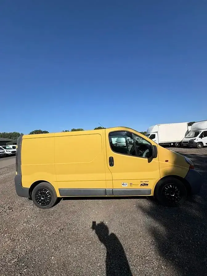 Used Renault Trafic 2006 Yellow MPV