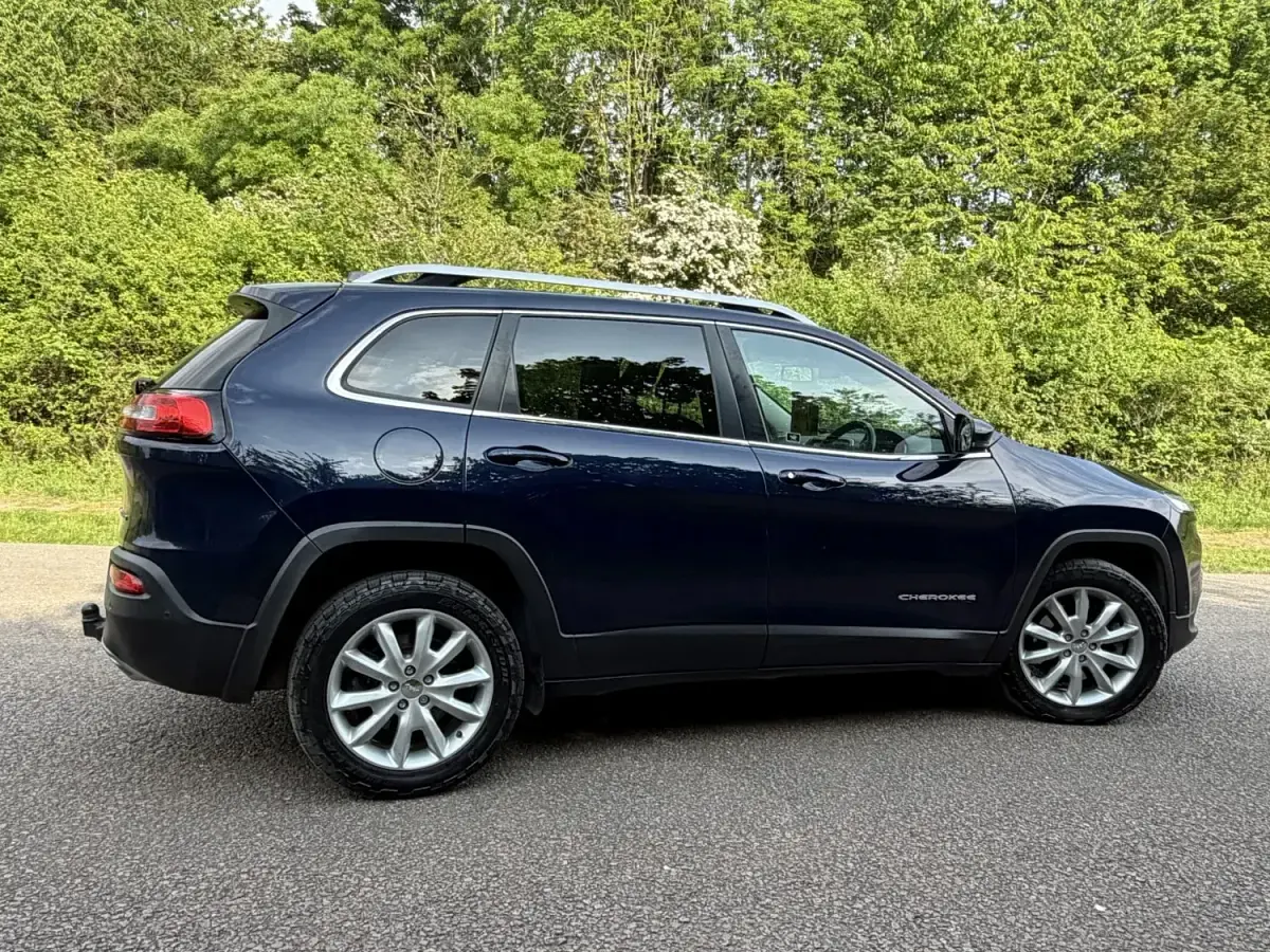 Begagnad Jeep Cherokee Limited 200 HK (147 kW) 2016 Blå SUV