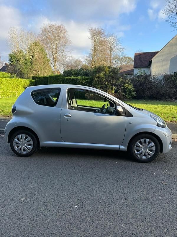 Gebraucht Toyota Aygo 68 PS (50 kW) 2012 Silber Kleinwagen