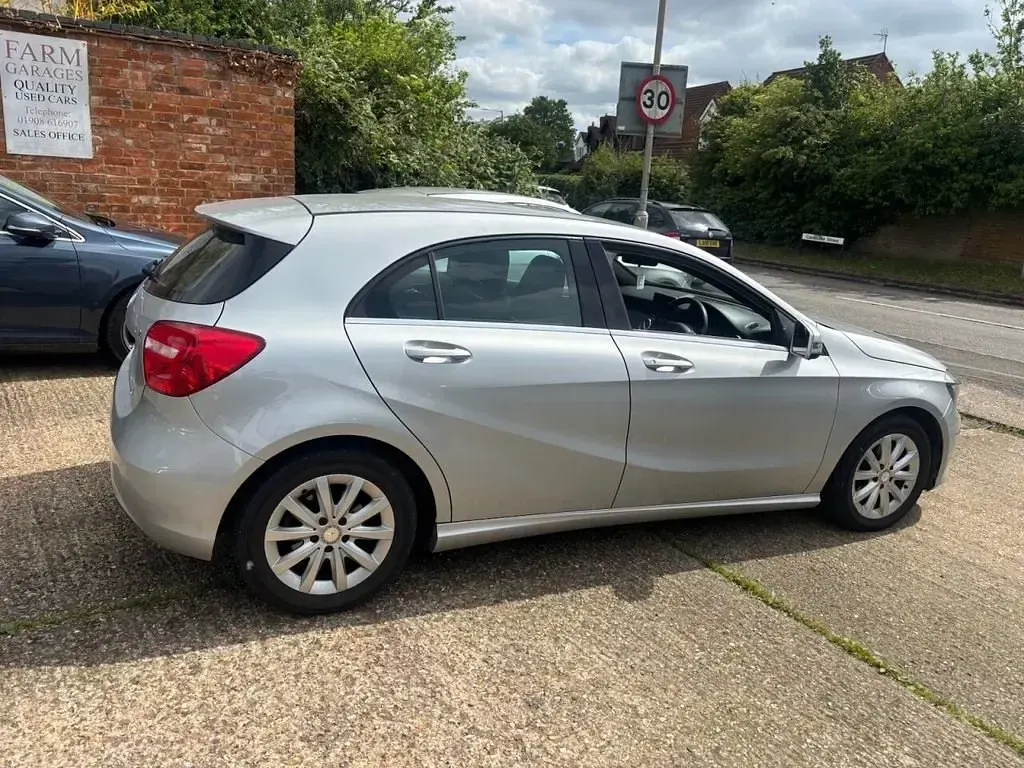 Używany Mercedes A180 SE 109 KM (80 kW) 2015 Srebrny Hatchback