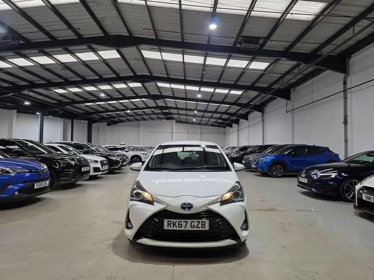Used Toyota Yaris 100 HP (73 kW) 2017 White Hatchback