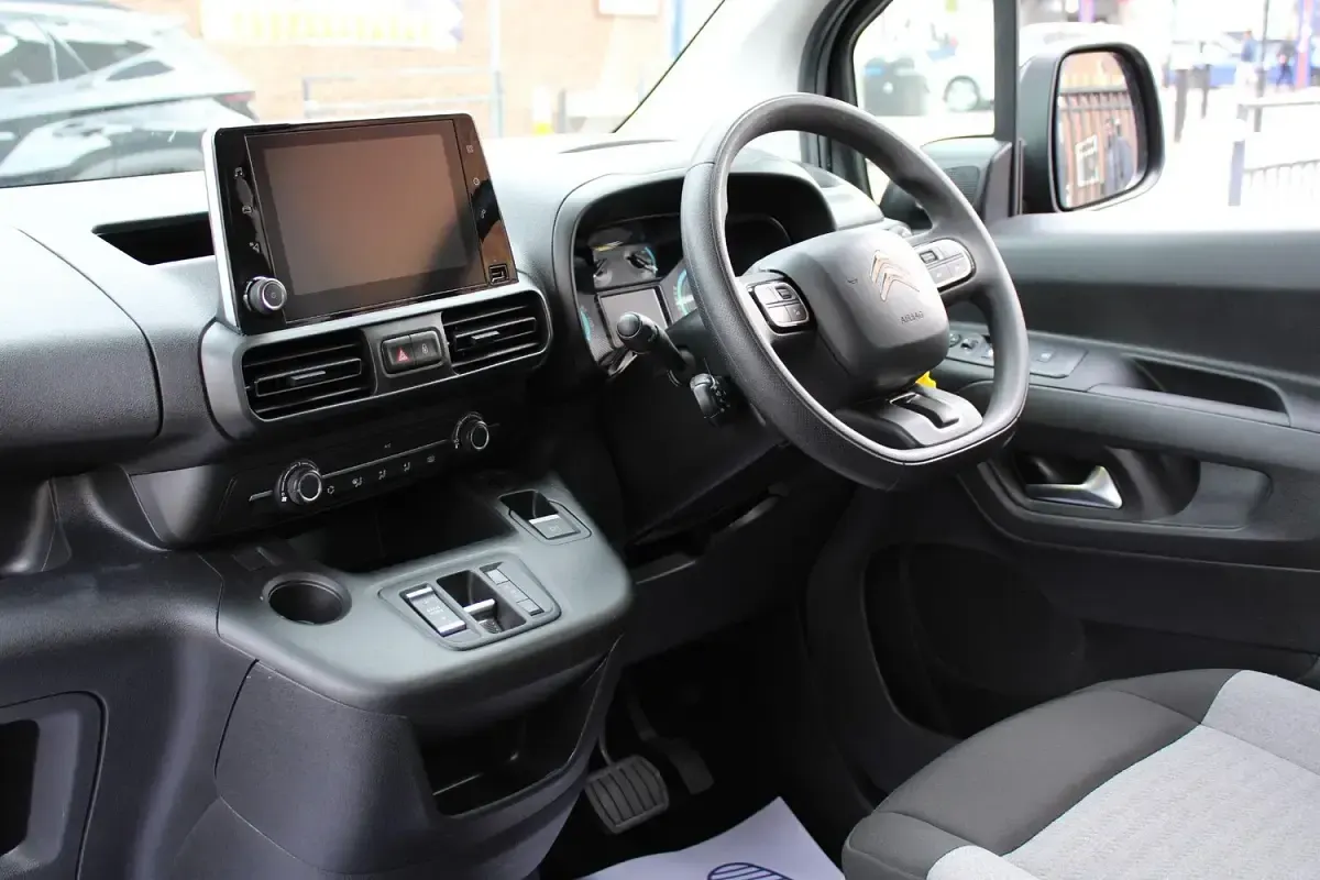 Begagnad Citroën e-Berlingo Feel 100 kW (136 HK) 2023 Svart Minibuss