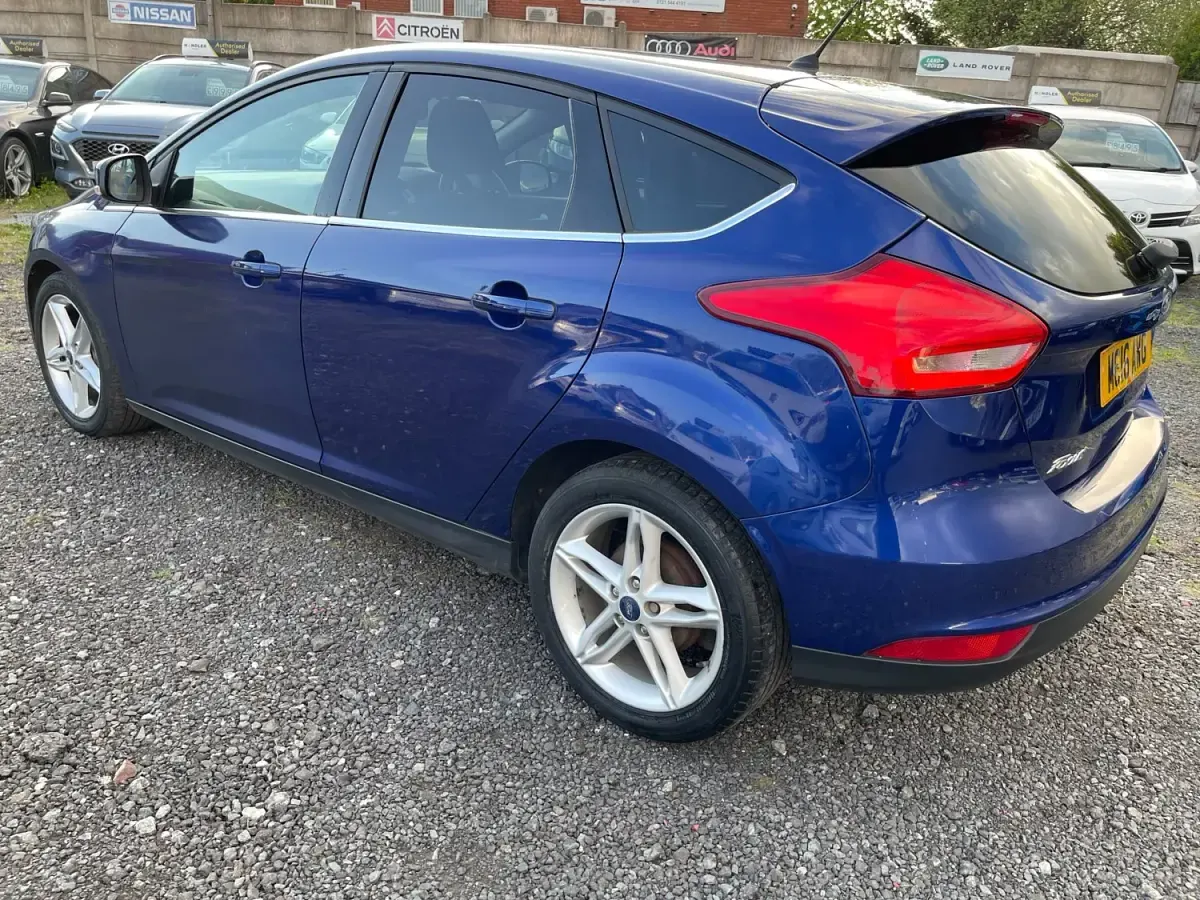 Begagnad Ford Focus Zetec 2016 Blå Halvkombi