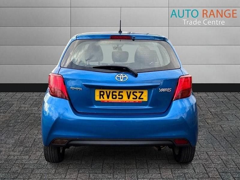 Used Toyota Yaris 69 HP (50 kW) 2015 Blue Hatchback