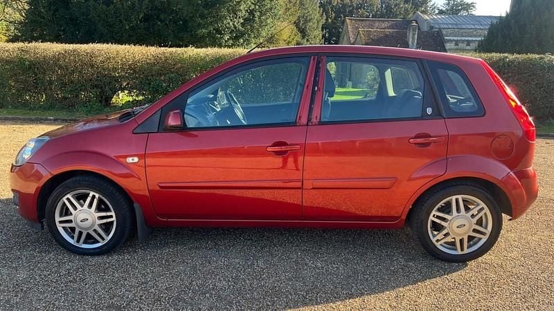 Used Ford Fiesta Ghia 80 HP (58 kW) 2006 Red Hatchback