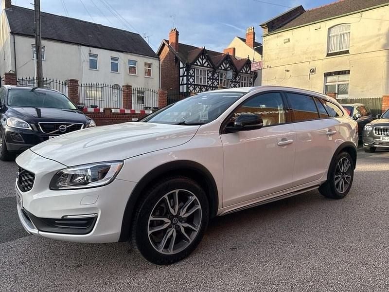 Used Volvo V60 CC 150 HP (110 kW) 2017 White Estate