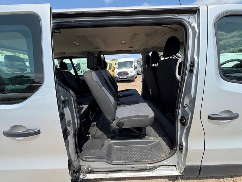 Second-hand Vauxhall Vivaro S 120 CP (88 kW) 2018 Argintiu Monovolum