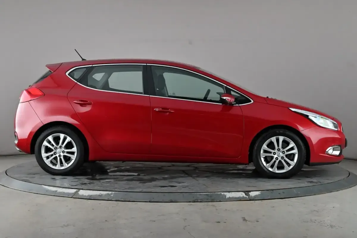 Used Kia Ceed 126 HP (92 kW) 2013 Red Hatchback