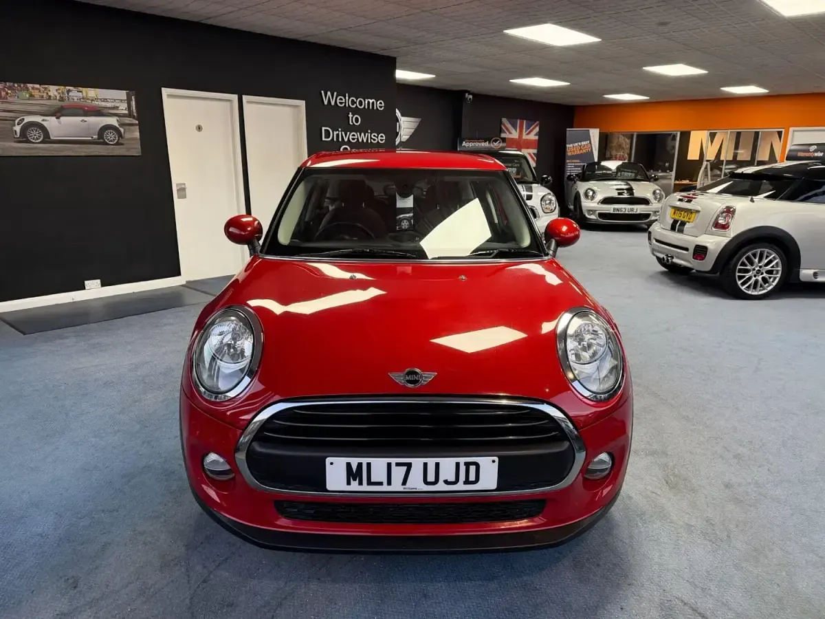 Begagnad Mini ONE Hatch 102 HK (75 kW) 2017 Röd Halvkombi