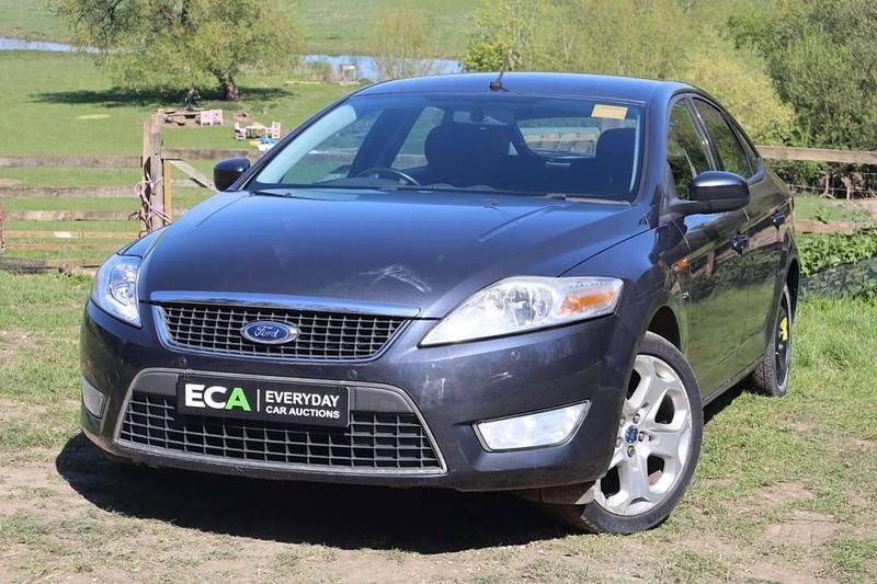 Usado Ford Mondeo Zetec 138 HP (101 kW) 2010 Cinzento Citadino