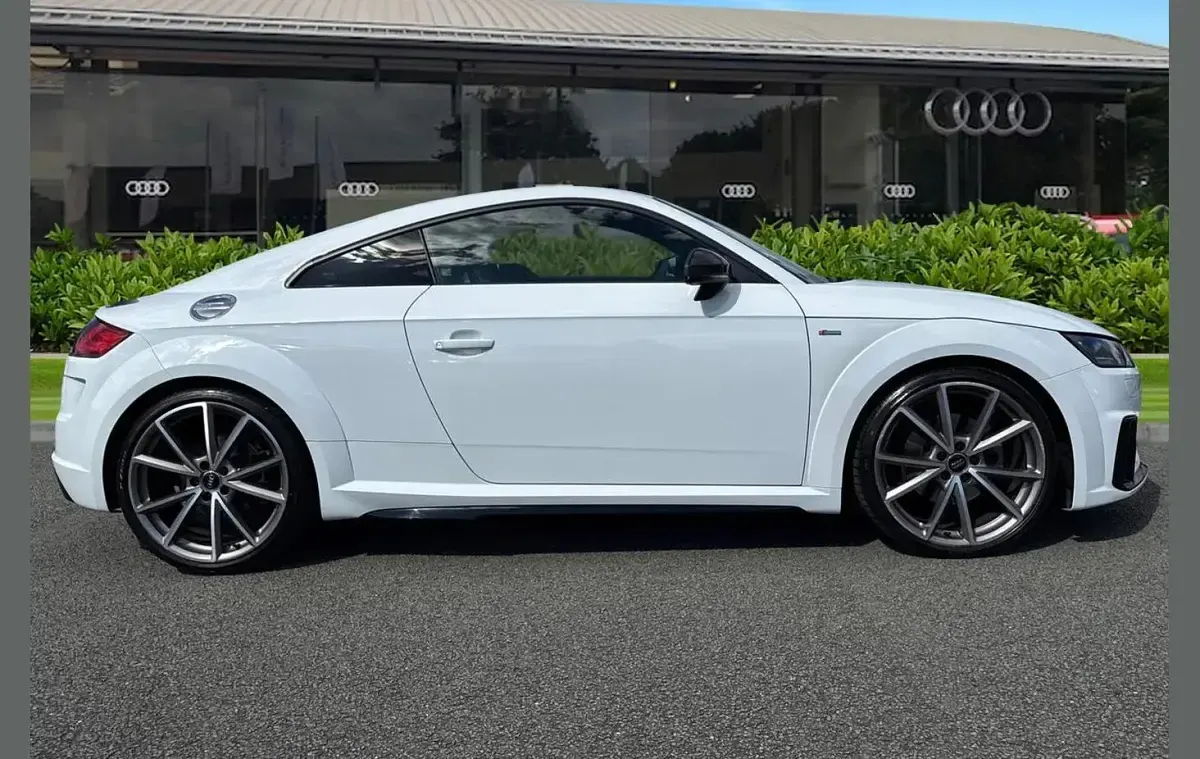 Usado Audi TT Black Edition 245 HP (180 kW) 2023 Branco Coupé