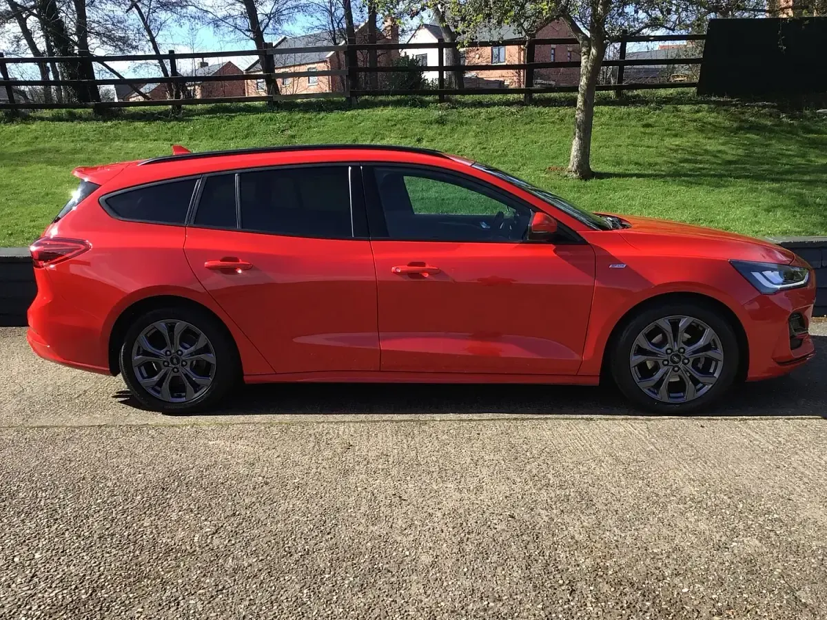 Used Ford Focus ST-Line 120 HP (88 kW) 2022 Red Estate