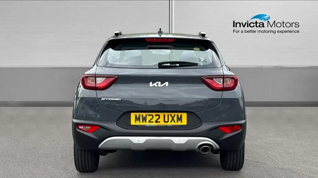 Usado Kia Stonic 99 CV (72 kW) 2022 Gris SUV
