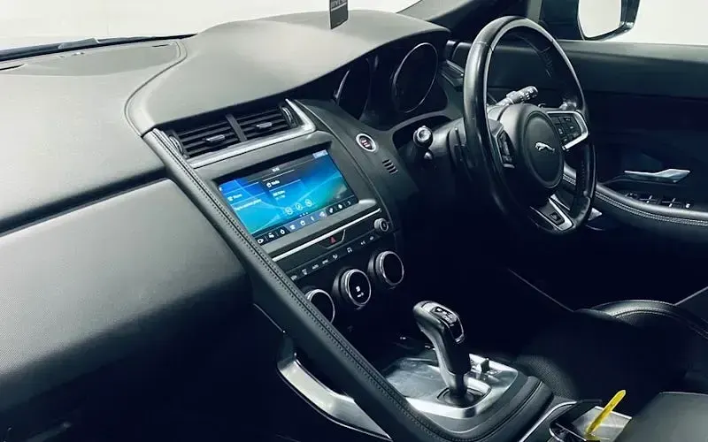 Usado Jaguar E-Pace R-Dynamic 180 HP (132 kW) 2019 Azul SUV