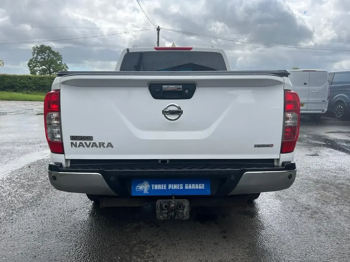 Used Nissan Navara Tekna 190 HP (139 kW) 2016 White Pickup