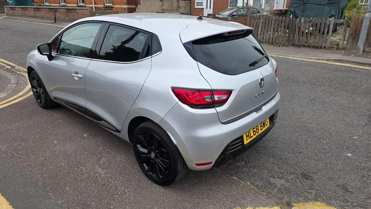 Used Renault Clio Iconic 90 HP (66 kW) 2019 Silver Hatchback