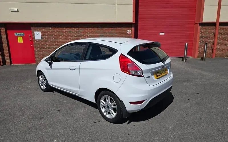 Used Ford Fiesta Zetec 101 HP (74 kW) 2016 White Hatchback