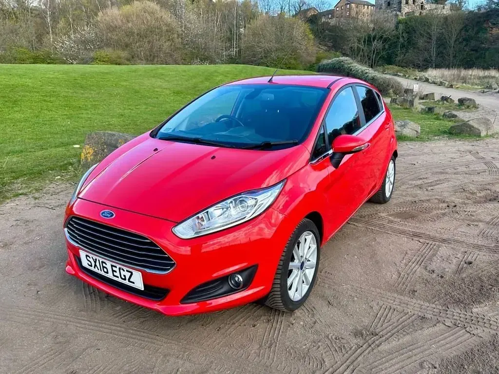 Usado Ford Fiesta Titanium 125 CV (91 kW) 2016 Rojo Utilitario
