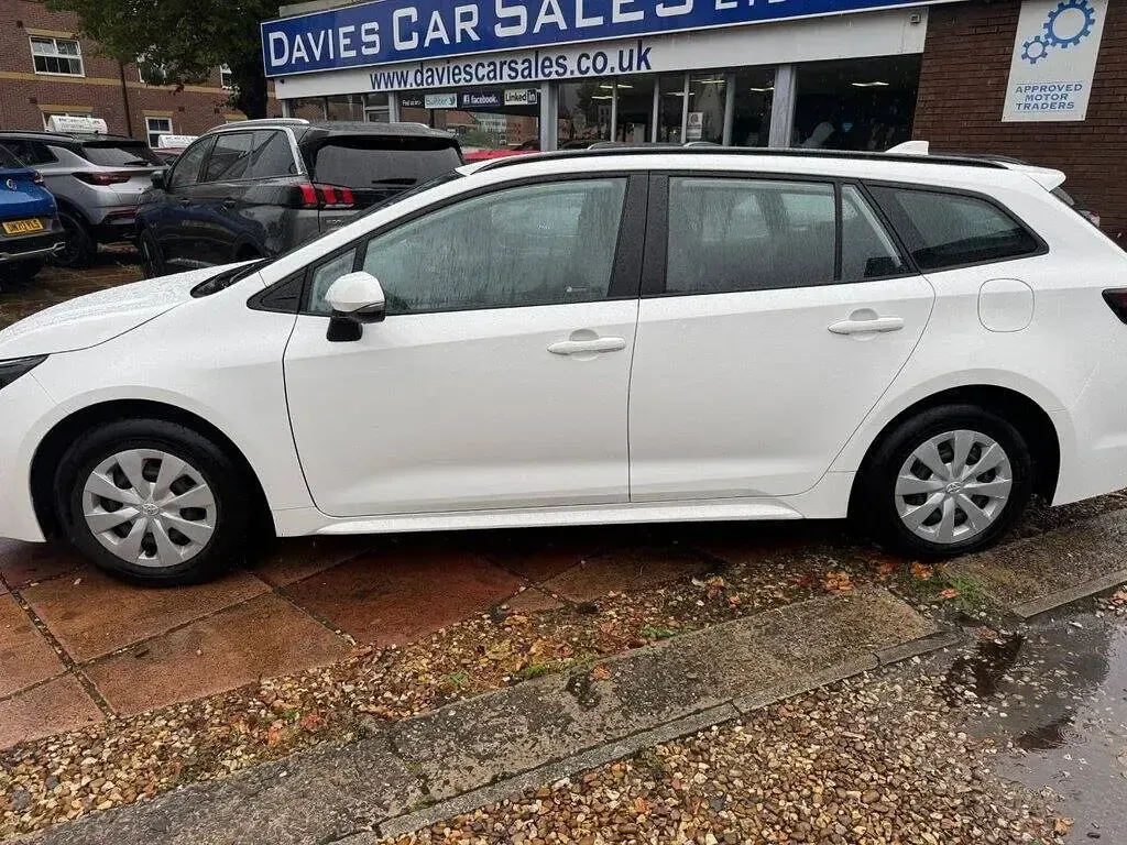 Used Toyota Corolla 140 HP (102 kW) 2023 White Van