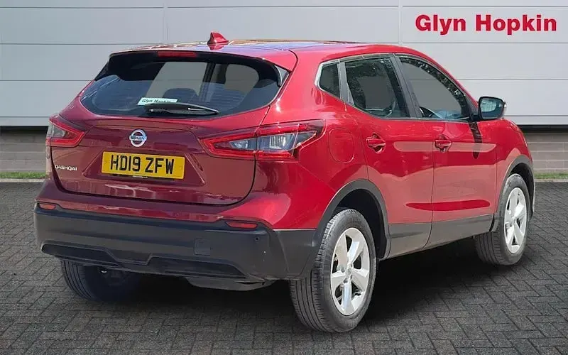 Used Nissan Qashqai Acenta Premium 116 HP (85 kW) 2019 Red SUV