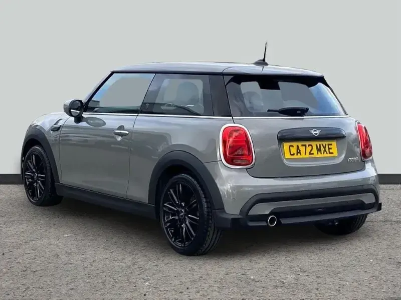 Usado Mini Cooper Exclusive 134 HP (98 kW) 2022 Cinzento Citadino