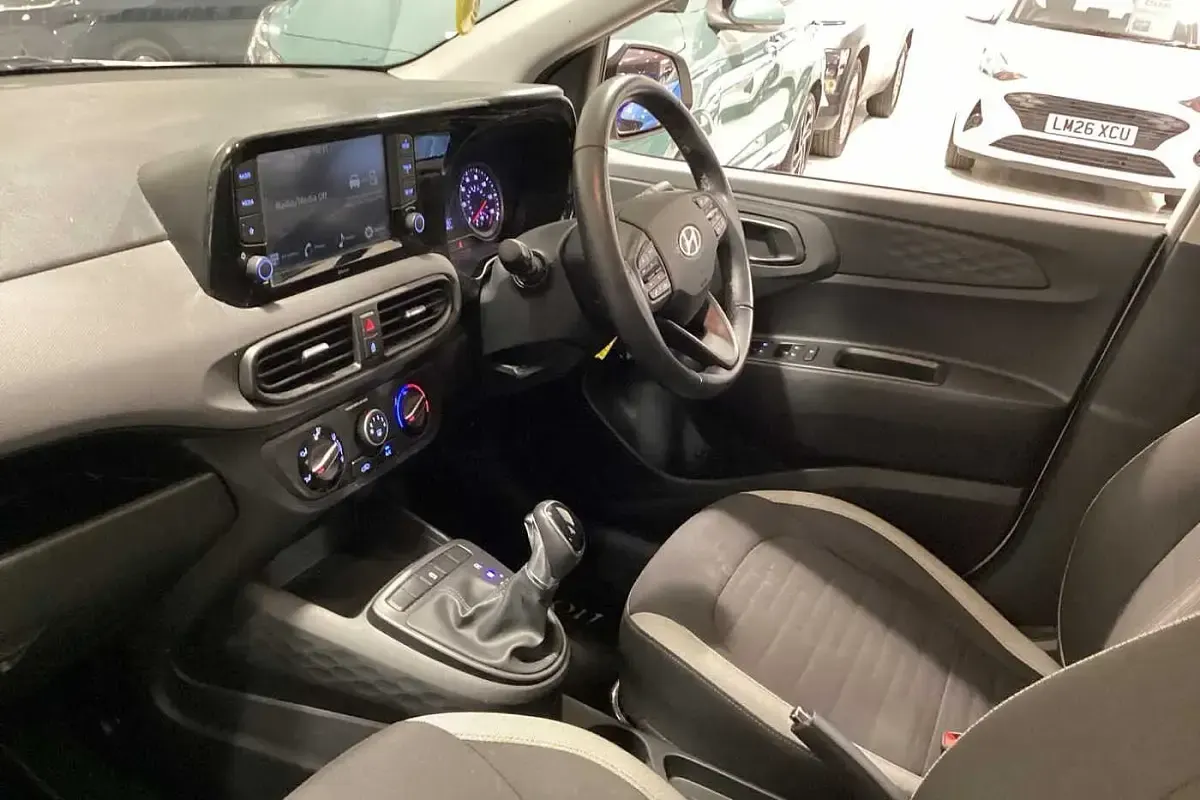 Used Hyundai i10 SE 67 HP (49 kW) 2022 White Hatchback