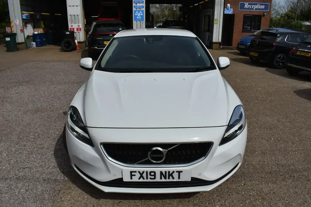 Used Volvo V40 R-Design 2019 White Hatchback