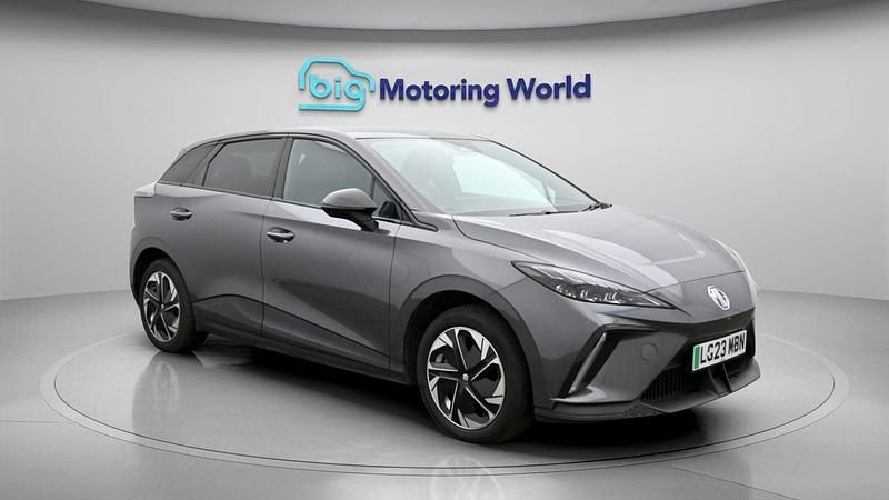 Begagnad MG MG4 EV Trophy 319 kW (435 HK) 2023 Grå Halvkombi