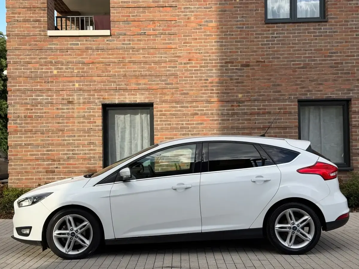 Used Ford Focus Zetec 125 HP (91 kW) 2016 White Hatchback