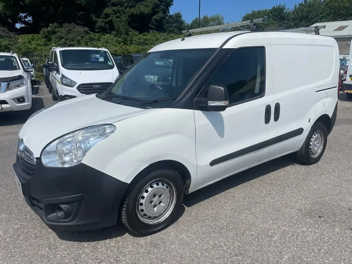 Used Vauxhall Combo 95 HP (69 kW) 2017 White MPV