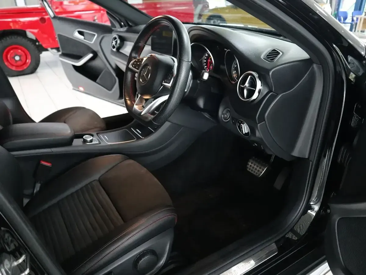 Used Mercedes GLA180 AMG line 122 HP (89 kW) 2019 Black SUV