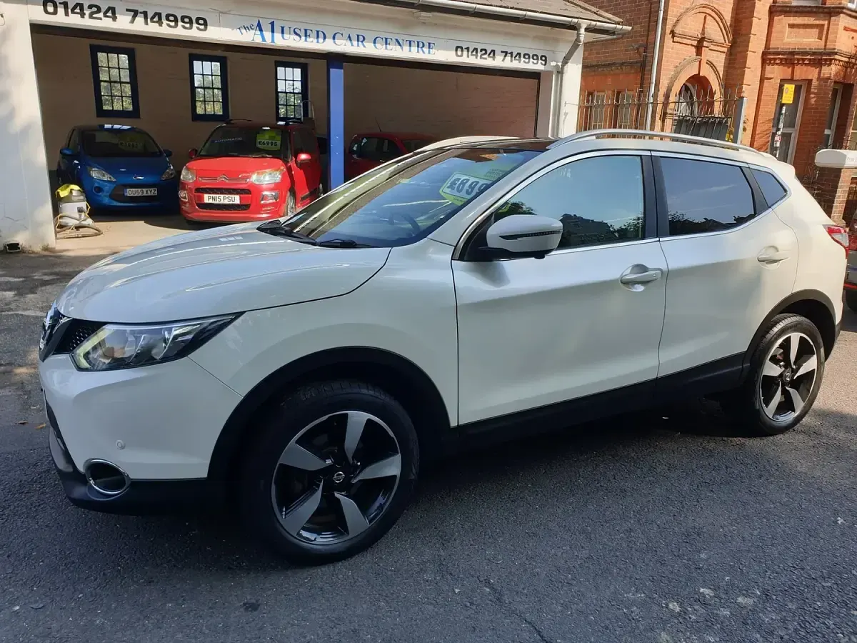 Used Nissan Qashqai N-Connecta 110 HP (80 kW) 2017 White SUV