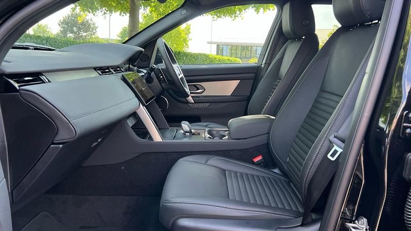 Second-hand Land Rover Discovery Sport SE Dynamic 265 CP (194 kW) 2025 Negru SUV