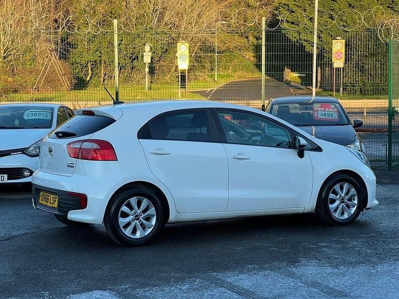 Used Kia Rio 75 HP (55 kW) 2016 White Hatchback