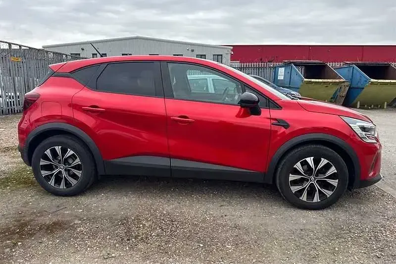 Usado Renault Captur Evolution 140 CV (102 kW) 2023 Rojo SUV