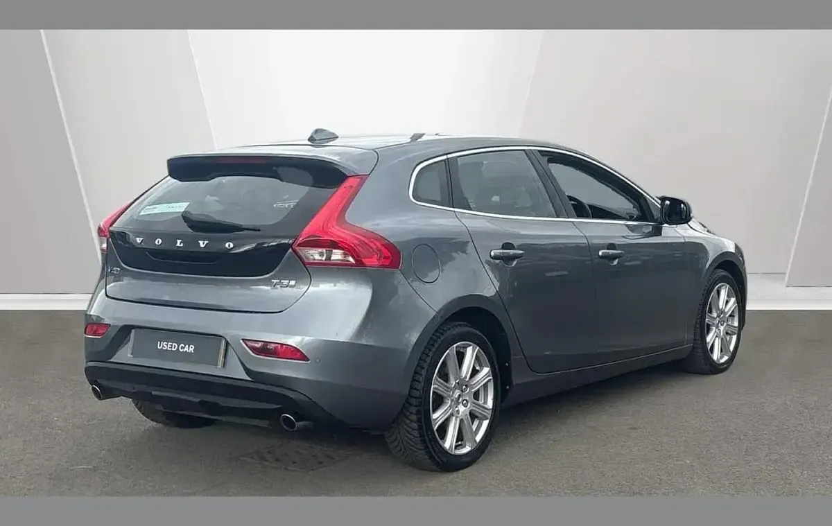 Usado Volvo V40 Inscription 150 HP (110 kW) 2018 Cinzento Citadino