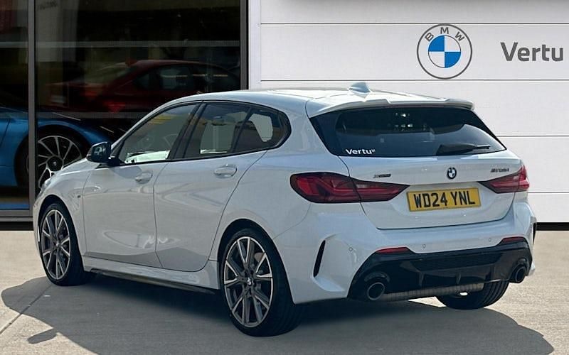 Begagnad BMW M135 Shadowline 306 HK (225 kW) 2024 Vit Halvkombi