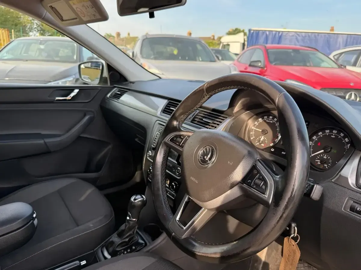 Used Skoda Rapid SE 90 HP (66 kW) 2015 White Hatchback