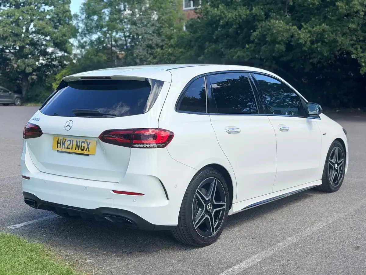 Used Mercedes B200 AMG Line Premium 163 HP (119 kW) 2021 White Hatchback