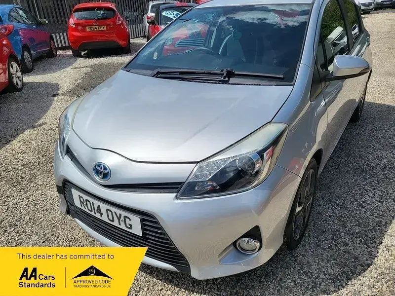 Used Toyota Yaris Hybrid Trend 100 HP (73 kW) 2014 Silver Hatchback