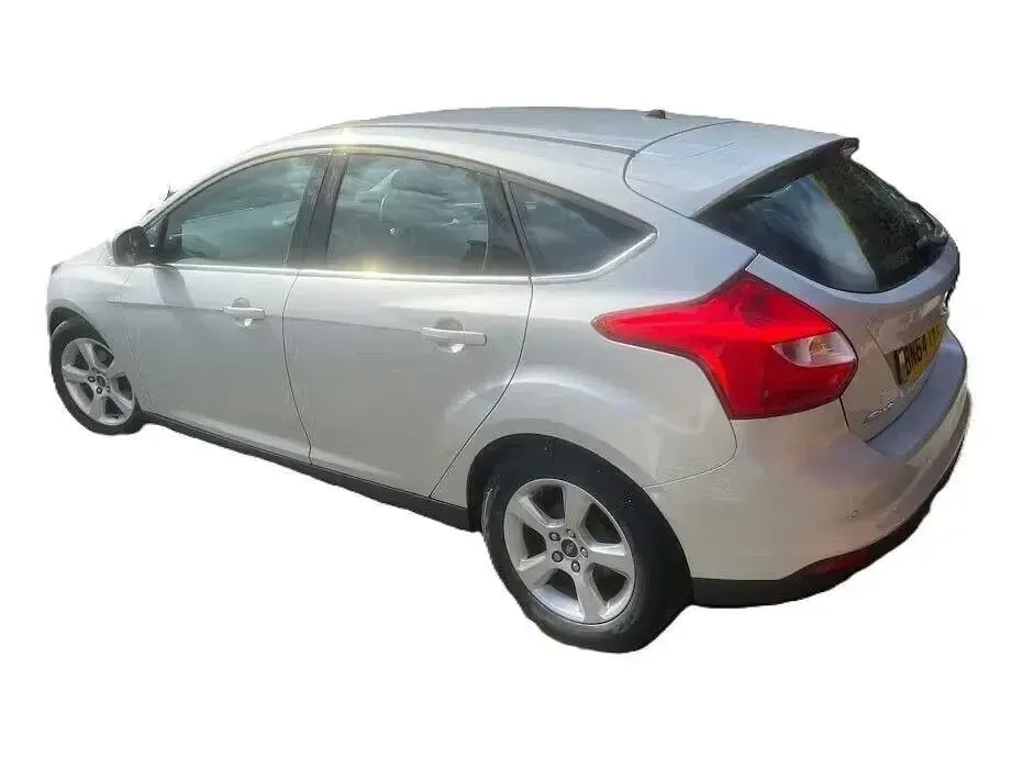 Begagnad Ford Focus Zetec 125 HK (91 kW) 2014 Silver Halvkombi