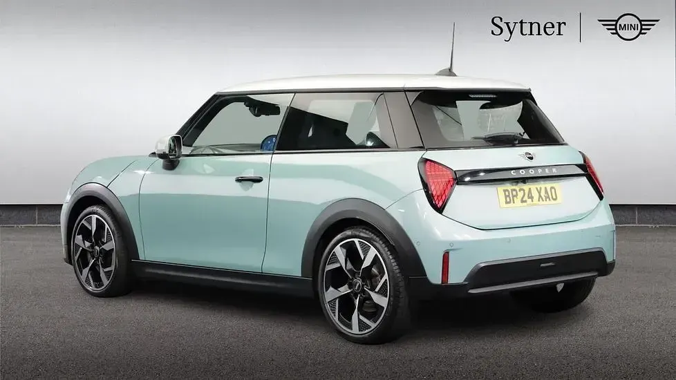 Used Mini Cooper Hatch 154 HP (113 kW) 2024 Green Hatchback