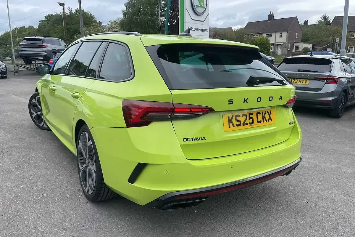 Used Skoda Octavia vRS 265 HP (194 kW) 2025 Hyper green Estate
