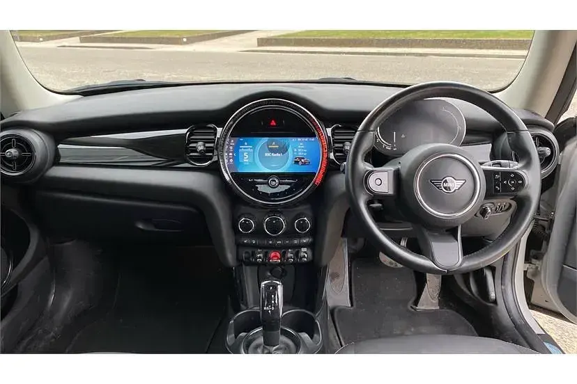 Gebraucht Mini Cooper Classic 136 PS (100 kW) 2022 Weiß Kleinwagen
