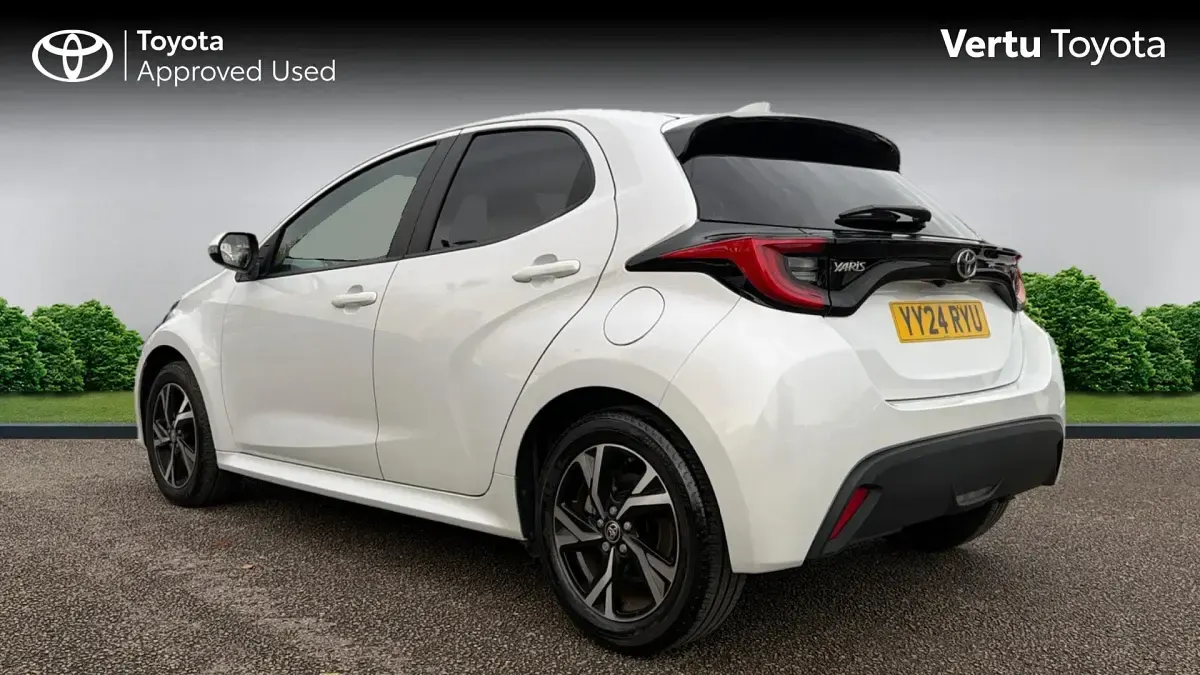 Used Toyota Yaris Design 116 HP (85 kW) 2024 White Hatchback