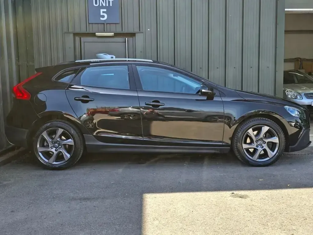 Käytetty Volvo V40 120 HP (88 kW) 2016 Musta Viistoperä