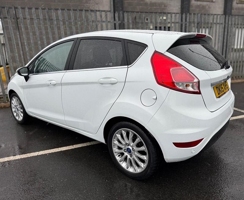 Usado Ford Fiesta Titanium X 95 CV (69 kW) 2015 Blanco Utilitario