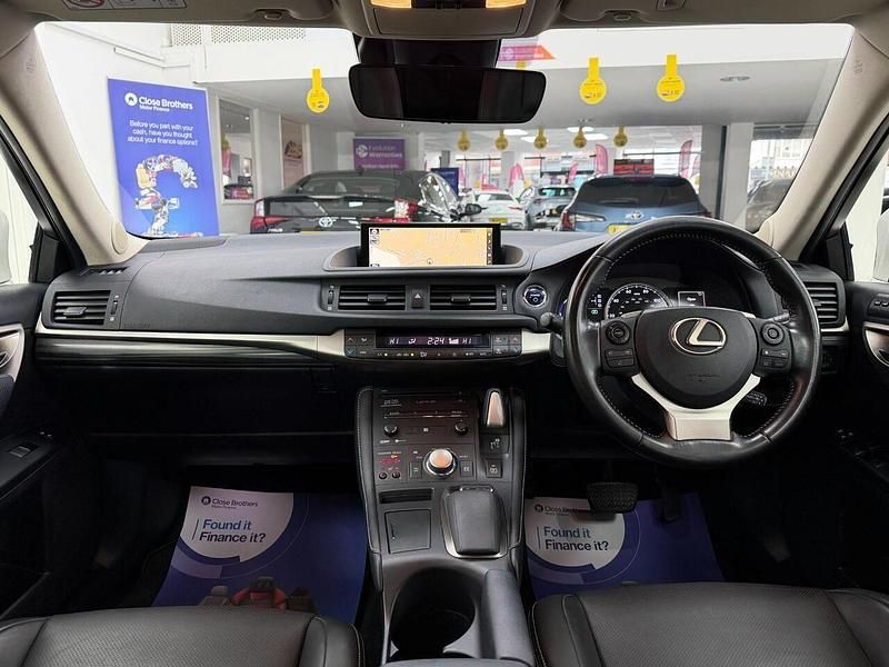 Used Lexus CT200h 136 HP (100 kW) 2017 White Hatchback