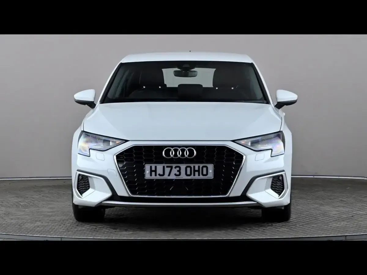 Begagnad Audi A3 Sport 150 HK (110 kW) 2023 Vit Sedan
