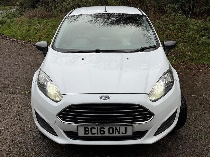 Used Ford Fiesta 75 HP (55 kW) 2016 White Hatchback